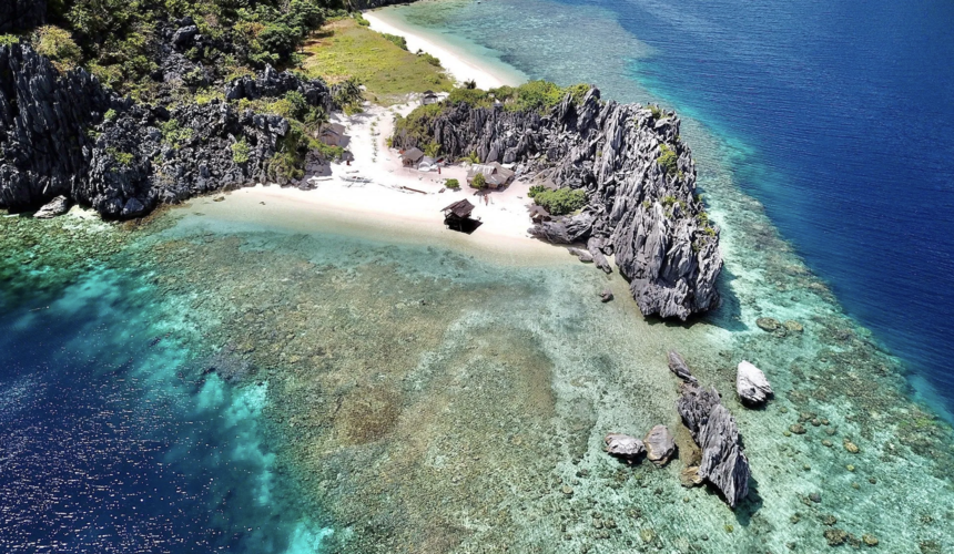 Limestone cliffs and turquoise lagoons in El Nido, Palawan, Philippines
