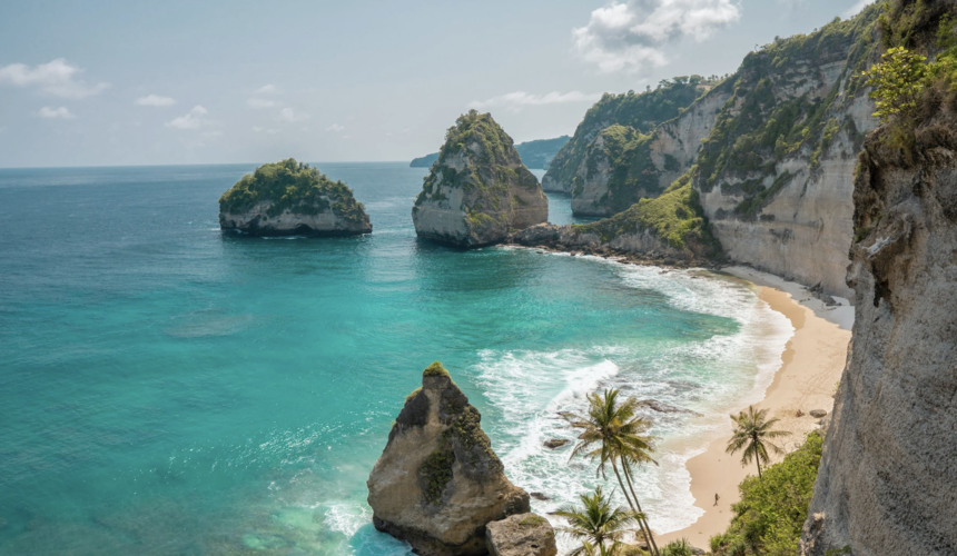 Scenic cliffside view of Kelingking Beach on Nusa Penida, Bali, Indonesia