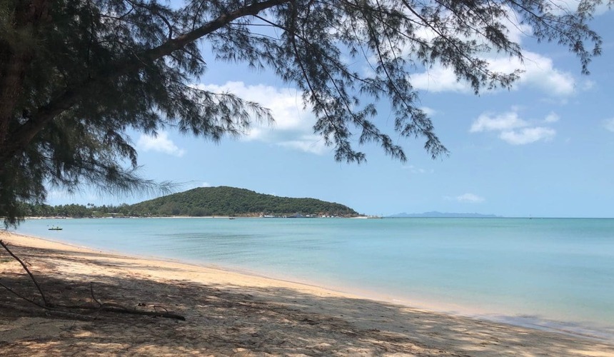 Sunset view over calm, shallow waters at Lipa Noi Beach, ideal for families and quiet retreats.